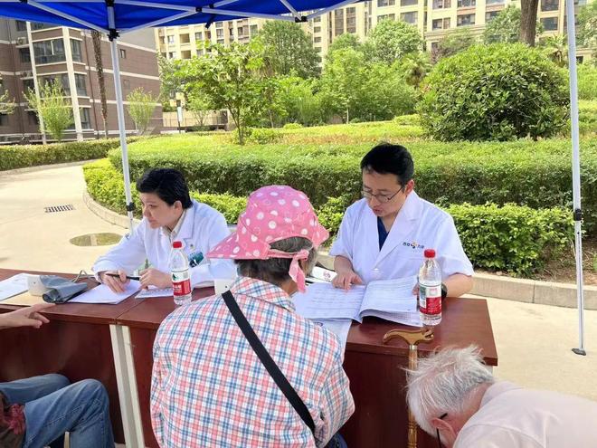 党建引领送健康真情服务暖人心(图1)