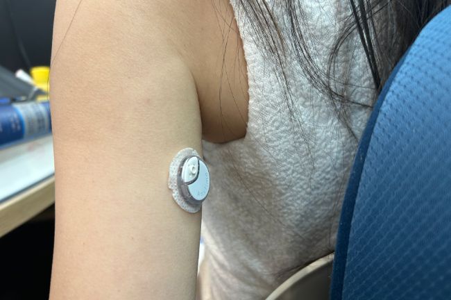 别再扎手指了！用它扫一下就能连续测血糖！(图1)