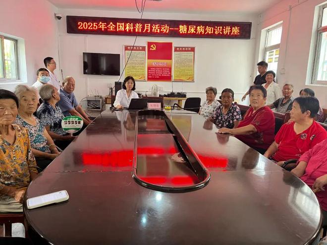 科普专家走基层湖屯镇卫生院到关王殿村开展科普义诊活动(图1)