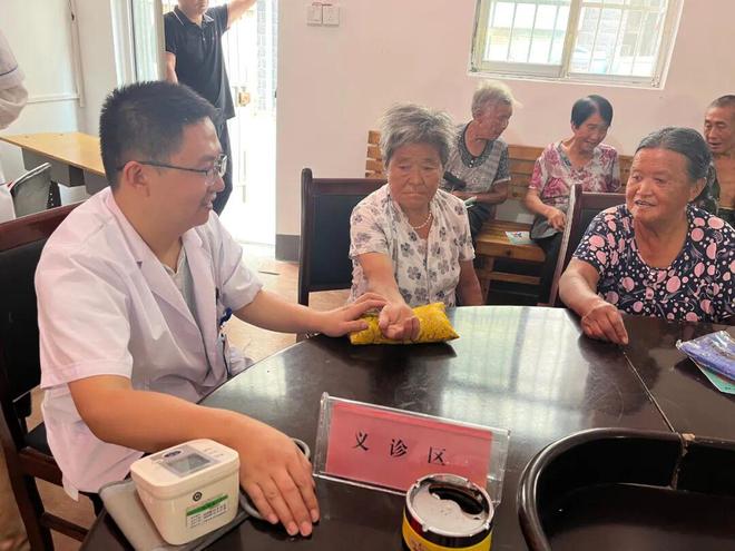 科普专家走基层湖屯镇卫生院到关王殿村开展科普义诊活动(图3)