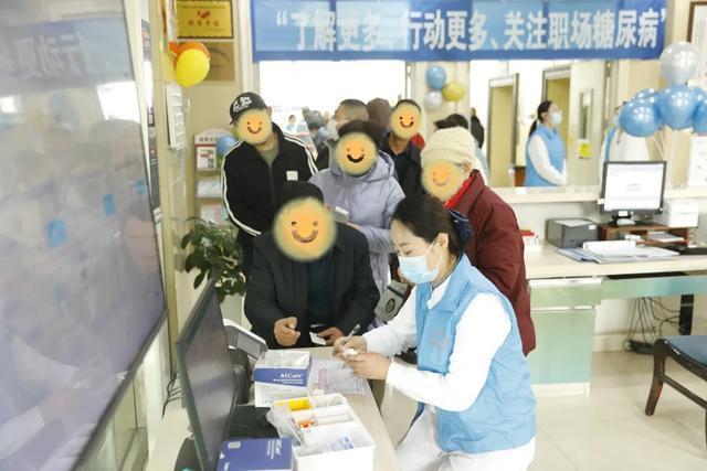 问诊、监测、讲座一站式服务！张掖市中医医院这场糖尿病日活动暖了糖友心(图6)