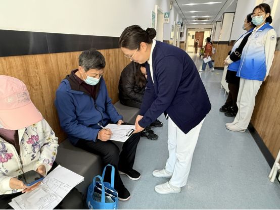 乐虎糖尿病日无痛控糖新时代来了！西海岸新区中心医院这场义诊让糖友告别“指尖刺痛”(图4)