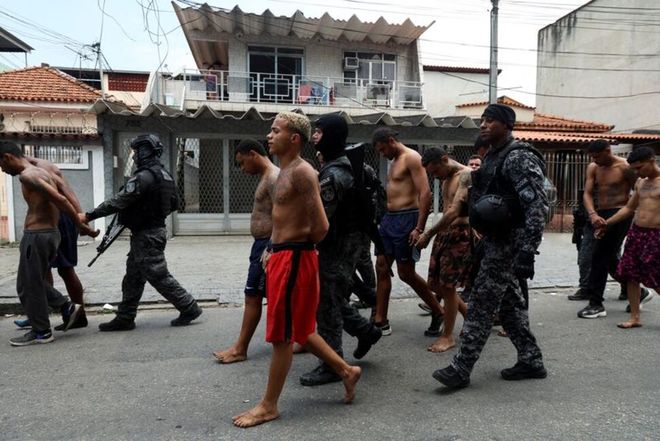 巴西最致命反毒行动：2500名警察围剿121人死亡毒贩无人机扔炸弹头号头目逃脱(图3)