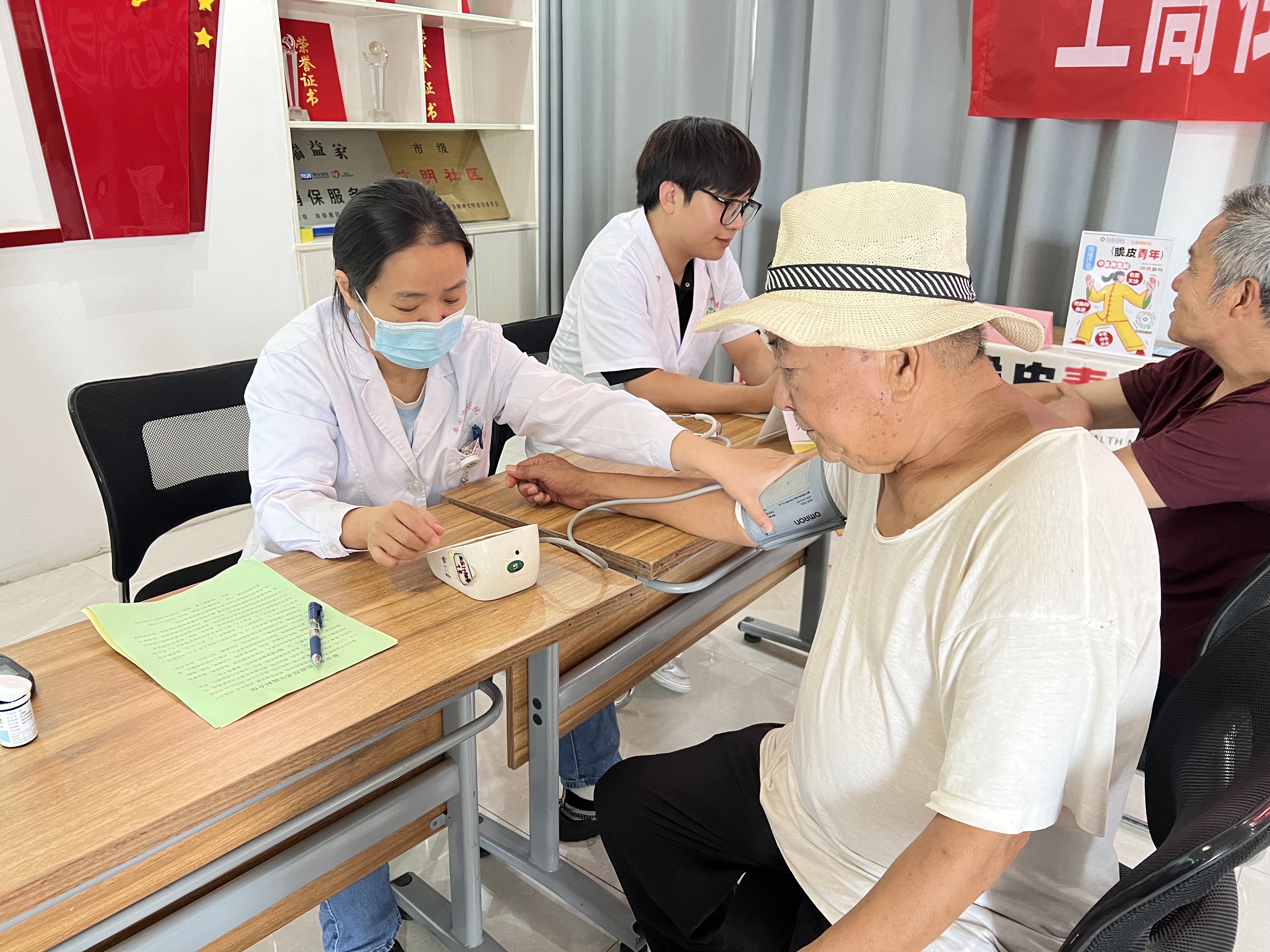 乐虎88国际“首善”之文明润心︱八一拥军义诊行健康关怀进社区——泰山区上高街道东岳社区开展庆八一惠民义诊活动(图2)